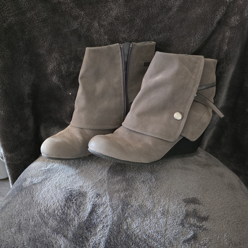 Stylish Women's Ankle Boots in Taupe